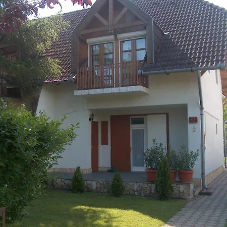 Strandkoezeli Nyaralohaz * Balatonboglar